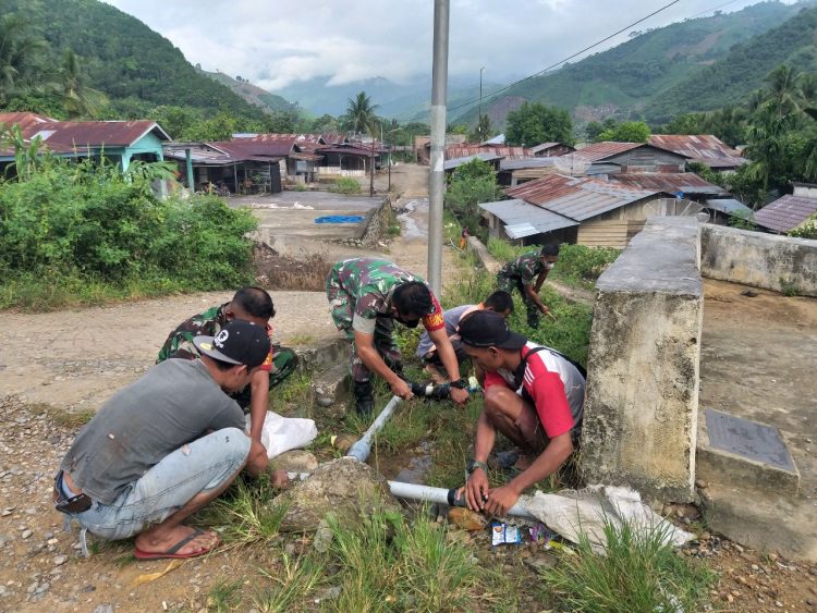 Serma Wanda Rumah Horbo bersama warga saat bersihkan parit, Sabtu (14/5).