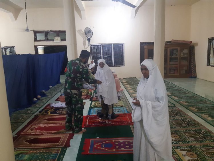 Babinsa Koramil 02/ Bambel, Serma Edi saat bagikan masker gratis, Sabtu (14/5).