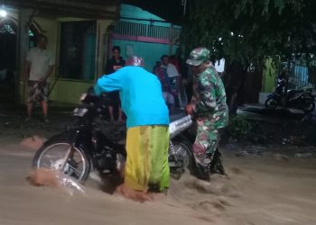 Personil Kodim 0108/ Agara saat membantu warga terdampak banjir, Sabtu (14/5).