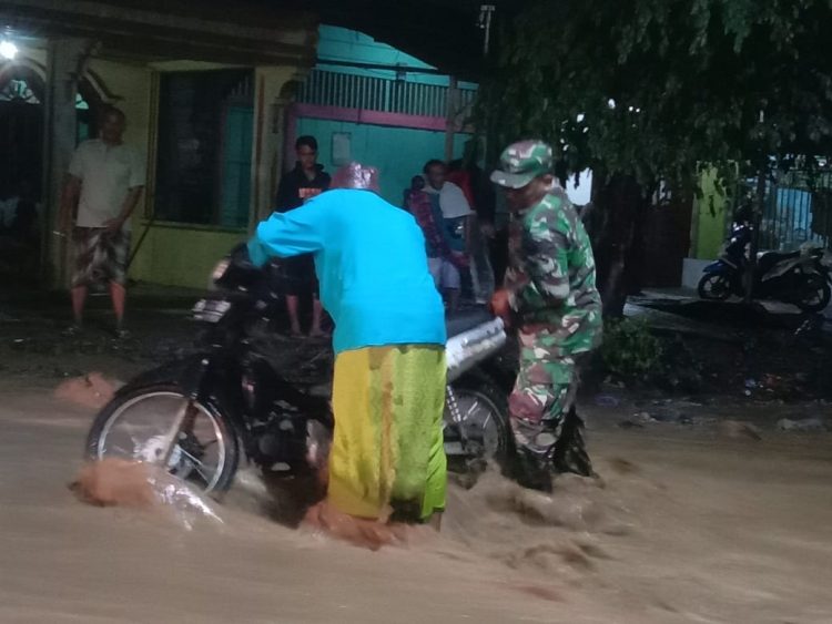 Personil Kodim 0108/ Agara saat membantu warga terdampak banjir, Sabtu (14/5).
