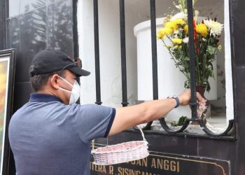 Kabaharkam) Mabes Polri, Komjen Pol. Drs. Arief Sulistyo M.Si saat berjiarah kemakan Sisingamangaraja, Minggu (15/5).