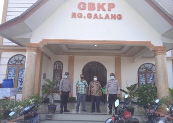 Personil Polsek Galang saat pengamanan di Gereja, Minggu (15/5).