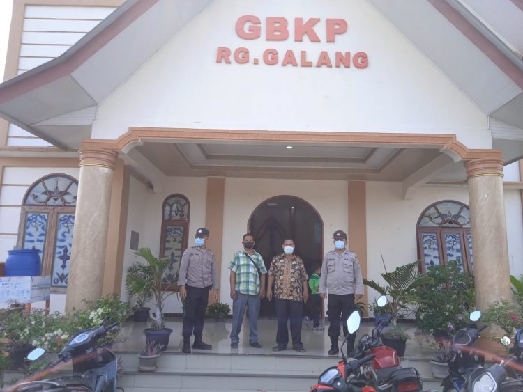 Personil Polsek Galang saat pengamanan di Gereja, Minggu (15/5).