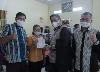 Bupati Dairi, Dr. Eddy Keleng Ate Berutu secara simbolis menyerahkan bukti Siltap, Sabtu (14/5).