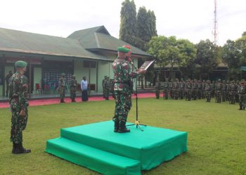 Plh. Pasi Pers, Kapten Inf Aspudin saat pimpin upacara mingguan di Lapangan Makodim 0108/ Agara, Selasa (17/5).