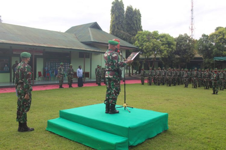 Plh. Pasi Pers, Kapten Inf Aspudin saat pimpin upacara mingguan di Lapangan Makodim 0108/ Agara, Selasa (17/5).