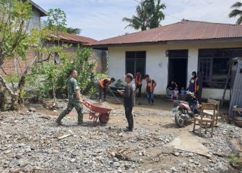 Anggota Koramil 02/ Bambel jajaran Kodim 0108/ Agara saat bergotongroyong bersama warga bersihkan material pasca banjir, Selasa (17/5).