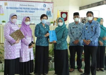 Ketua Tim Penggerak PKK Kabupaten Dairi, Ny. Romy Mariani Eddy Berutu didampingi pimpinan OPD saat sambut survei TP PKK Sumut, Selasa (17/5).