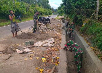 Babinsa Koramil 03/ Badar jajaran Kodim 0108/Agara, Sertu Rustam bersama rekan saat membantu warga melaksanakan gotongroyong pembuatan parit di Desa Batumberong, Kecamatan Badar, Kabupaten Aceh Tenggara, Rabu (18/5).