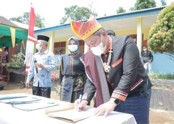 Bupati Dairi, Eddy KA Berutu saat peringatan Hardiknas, Selasa (17/5).