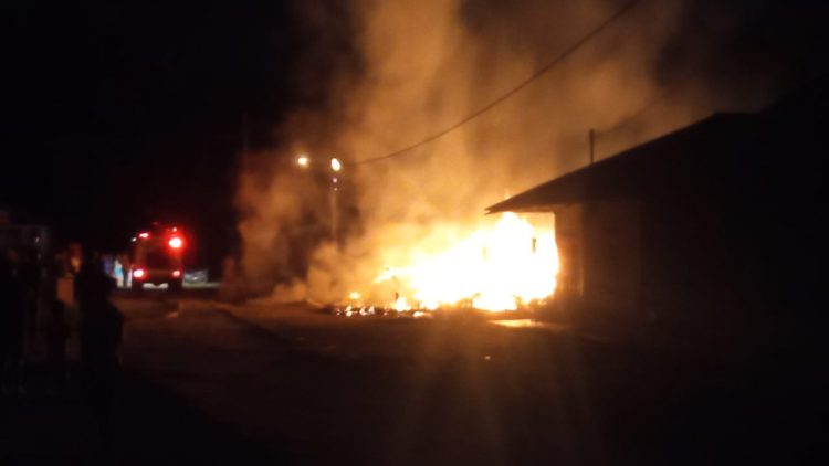 Situasi rumah Gultom saat dilalap sijago merah, Rabu (18/5).