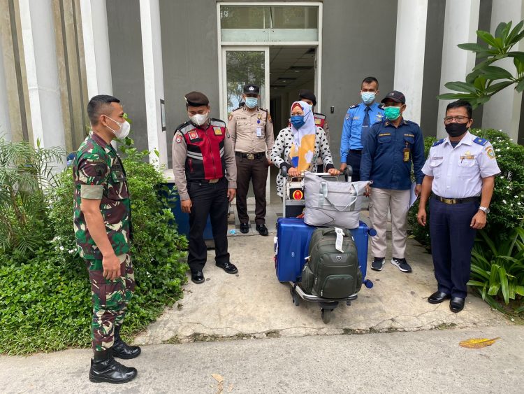 Polsek Bandara Kualanamu saat lakukan pengamanan kedatangan PPLN, Selasa (17/5).