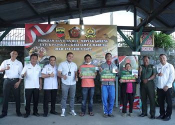 Bupati Dairi, Eddy KA Berutu bersama Kodim 0206/ Dairi saat menyerahkan BLT, Rabu (18/5).