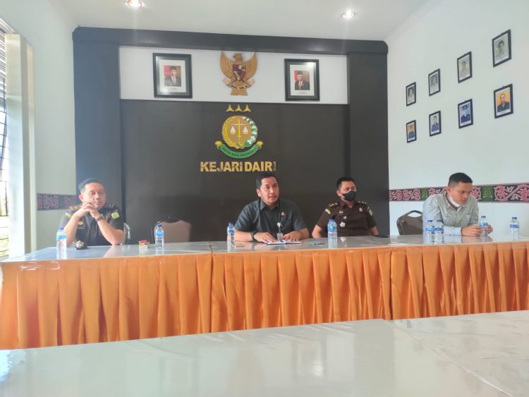 Kajari Dairi, Candra Purnama SH didampingi Kasi Intelijen Erwin Tarigan, Kasi Pidum Edhy Limbong SH beserta Kasi Pidsus Chandra SH saat menyampaikan Permohonan maaf kepada rekan rekan media di Aula Kejaksaan Dairi, Kamis (19/5).