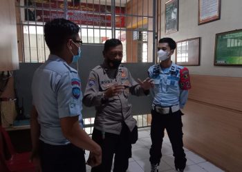 Kasat Binmas IPTU Dede Tarman SH saat kunker di Lapas kelas IIB Tasikmalaya, Kamis (19/5).