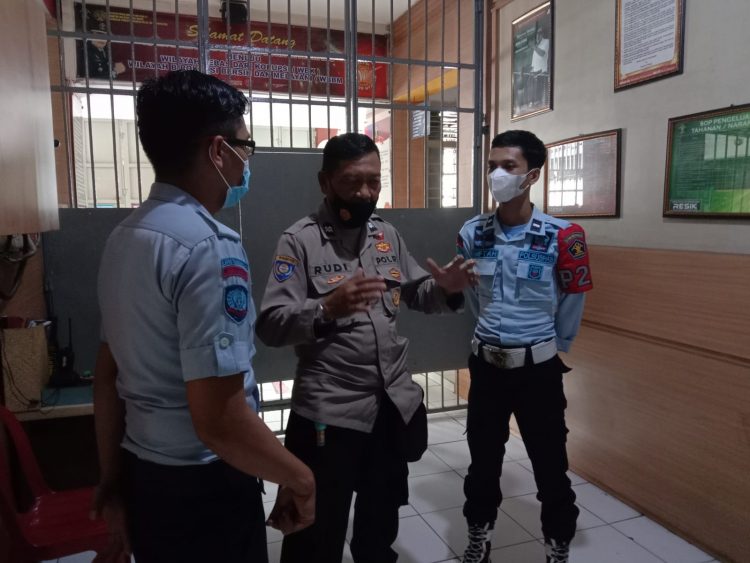 Kasat Binmas IPTU Dede Tarman SH saat kunker di Lapas kelas IIB Tasikmalaya, Kamis (19/5).