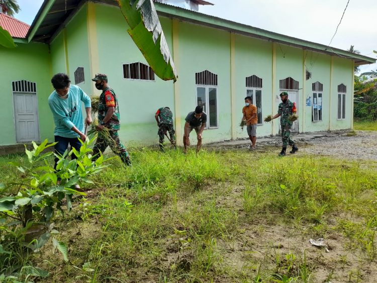 Babinsa Posramil Tanoh Alas jajaran Kodim 0108/ Agara, bersama masyarakat gotongroyong membersihkan Masjid Nurul Hasanah di Desa Salim Pinim Kecamatan Tanoh Alas Kabupaten Aceh Tenggara, Kamis (19/5).