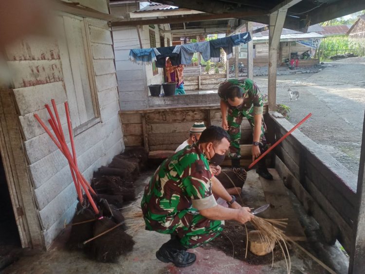 Babinsa Posramil Deleng Pokhkisen saat komsos kepada warga pengrajin sapu ijuk, Kamis (19/5).