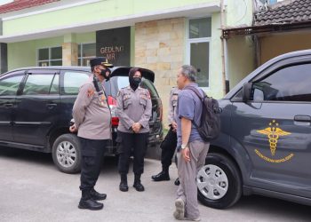 Forensik Polda Jabar saat autopsi jasad korban pembunuhan di Tasikmalaya Kota, Kamis (19/5).