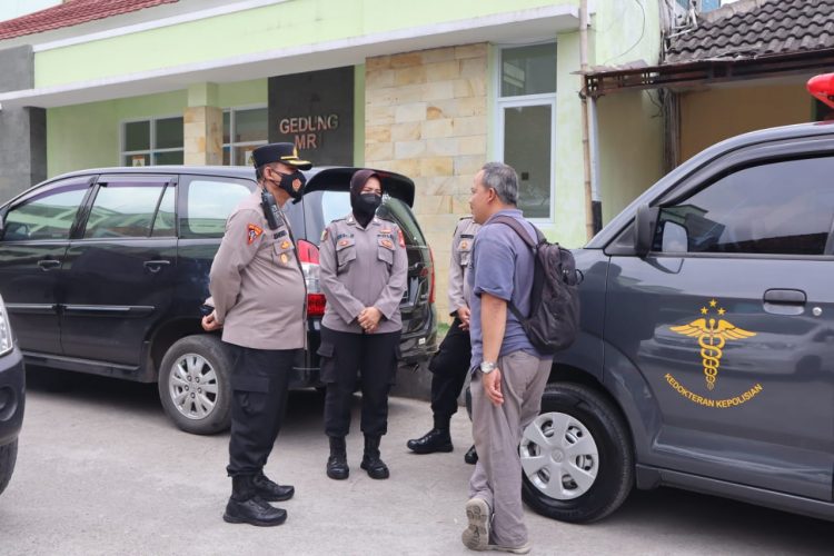 Forensik Polda Jabar saat autopsi jasad korban pembunuhan di Tasikmalaya Kota, Kamis (19/5).