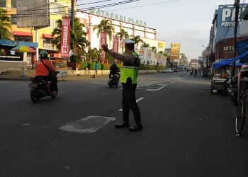 Personil Unit Lantas Polsek Cihideung saat gelar strong point pagi, Kamis (19/5).