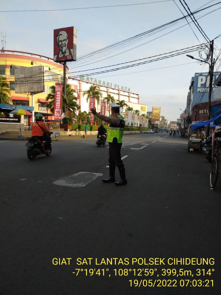 Personil Unit Lantas Polsek Cihideung saat gelar strong point pagi, Kamis (19/5).