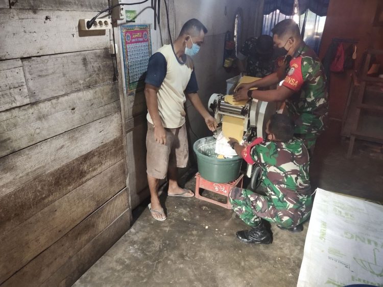 Babinsa 01/ Lawe Sigala giat komsos ketempat usaha mie aceh milik warga binaan, Sabtu (21/5/2022).