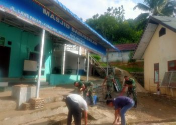 Personil Posramil Babul Makmur saat bergotongroyong bersama warga, Minggu (22/5).