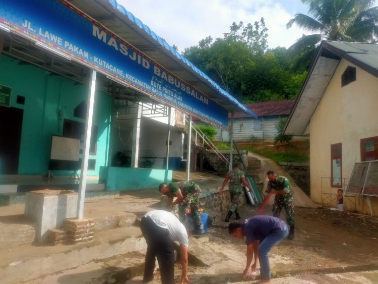 Personil Posramil Babul Makmur saat bergotongroyong bersama warga, Minggu (22/5).