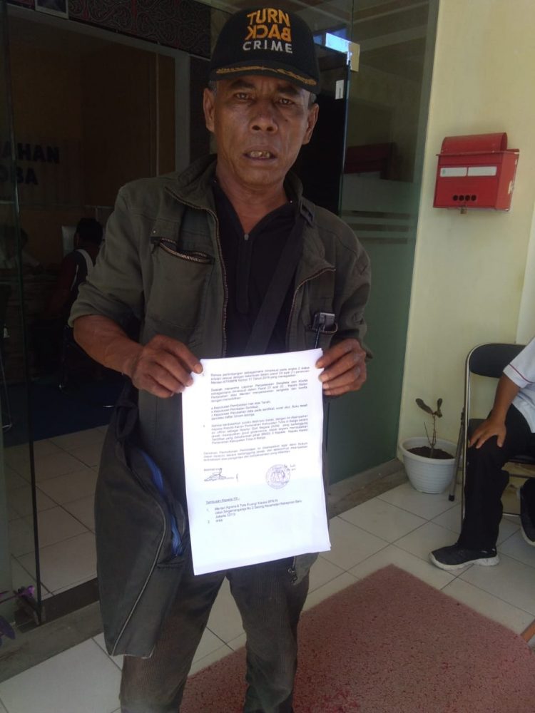 Maringan Napitupulu saat dijumpai di Kantor Pertanahan Toba, Senin (23/5).