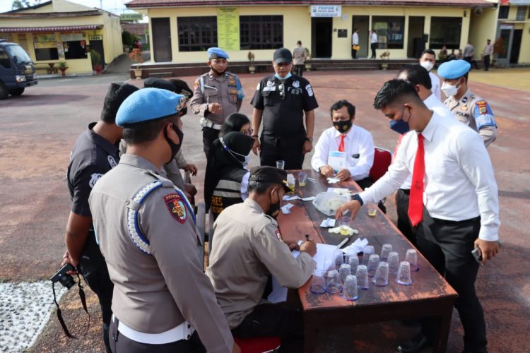 Polres Dairi saat tes urine personil secara mendadak, Senin (23/5). 
