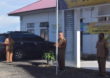 Camat Sumbul, Tetap Lingga ST, MM saat pimpin apel gabungan, Senin (23/5).