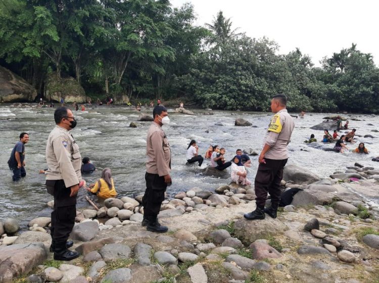 Personil Polsek Naborambe saat patroli dilokasi wisata, Minggu (22/5).