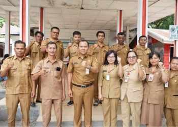 Dibas Dukcapil Dairi saat giat program penuntasan dokumen administrasi kependudukan (Adminduk) di Desa Silalahi II dan Hutarakyat, Senin (23/5).