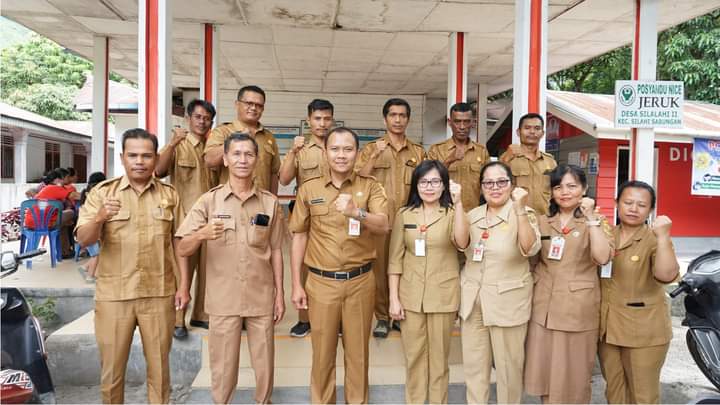 Dibas Dukcapil Dairi saat giat program penuntasan dokumen administrasi kependudukan (Adminduk) di Desa Silalahi II dan Hutarakyat, Senin (23/5).