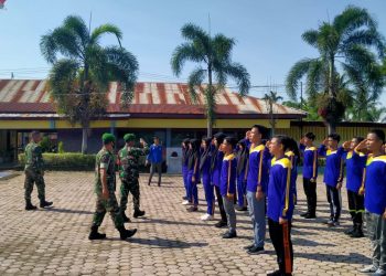 Babinsa Koramil 03/ Bandar jajaran Kodim 0108/ Agara saat latih murid PBB, Selasa (24/5).