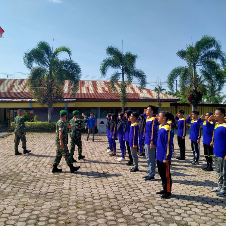 Babinsa Koramil 03/ Bandar jajaran Kodim 0108/ Agara saat latih murid PBB, Selasa (24/5).