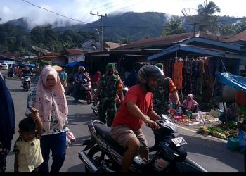 Babinsa Posramil Ketambe, Sertu Musliadi bersama Serda Bilser dan Serda Hendra Putra saat atur lalin di Pasar Senin, Desa Jongar Asli, Kecamatan Badar, Kabupaten Aceh Tenggara, Selasa (24/5).