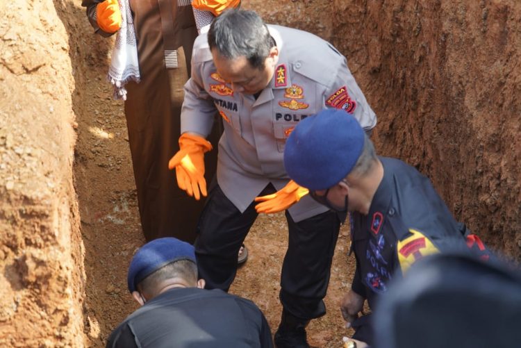 Kapolda Jawa Barat, Irjen. Pol. Drs. Suntana M.Si saat peletakan batu pertama pembangunan Masjid Batalyon D Pelopor Sat Brimob Polda Jabar di Kampung Maribaya, Desa Ancol, Kecamatan Cineam, Kabupaten Tasikmalaya, Jumat (20/5).