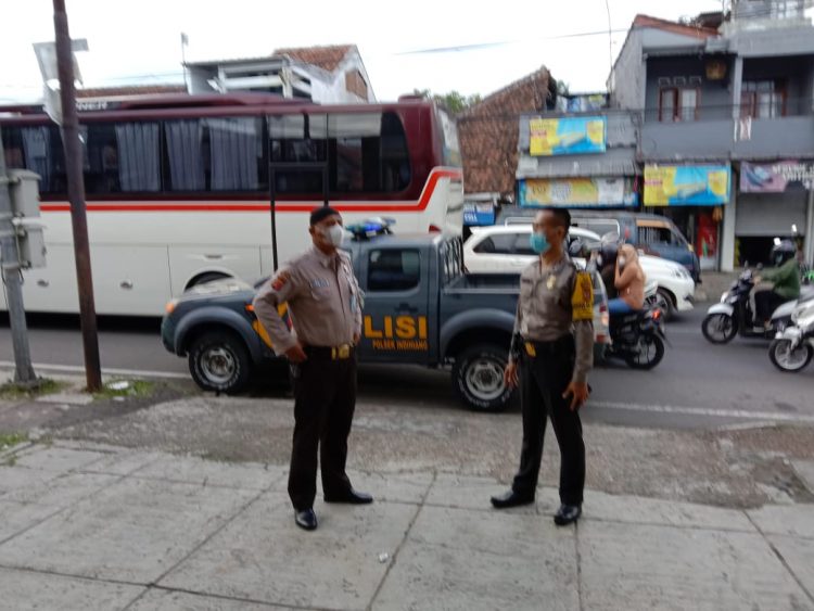 Personel Polsek Indihiang saat patroli rawan sore guna mengantisipasi meningkatnya gangguan kamtibmas, Sabtu (21/5).