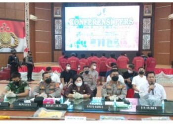 Polda Sumut bersama Polres Tanah Karo saat konferensi pers penangkapan 17 pelaku bentrok di Bukit Siosar, Senin malam (23/5).