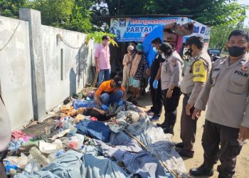 Personil Polsek Tanjung Morawa saat mengamankan mayat Mrs.X, Minggu (23/5).