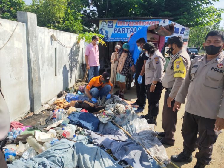 Personil Polsek Tanjung Morawa saat mengamankan mayat Mrs.X, Minggu (23/5).