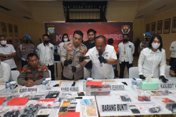 Polda Kepri saat konferensi pers pengungkapan kasus skimming ATM oleh pelaku WNA, Selasa (24/5).