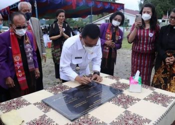 Bupati Toba, Ir. Poltak Sitorus saat menghadiri peresmian Taman Gurgur dan Yayasan Pusat Kristiani Gurgur (YPKG) di Gurgur Aek Raja, Kecamatan Tampahan, Kabupaten Toba - Sumatera Utara, Jumat (20/5).