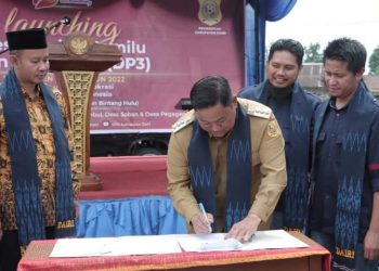 Bupati Dairi, Eddy Berutu saat launching desa peduli pemilu dan pemilihan, Selasa (24/5).