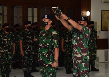 Danpushidrosal, Laksamana Madya TNI Nurhidayat saat mengukuhkan Kolonel Laut (P) Fajar Rusdianto sebagai Asisten Pengamanan, Kerja Sama dan Perbatasan (Aspamkersamtas), Selasa (24/5).