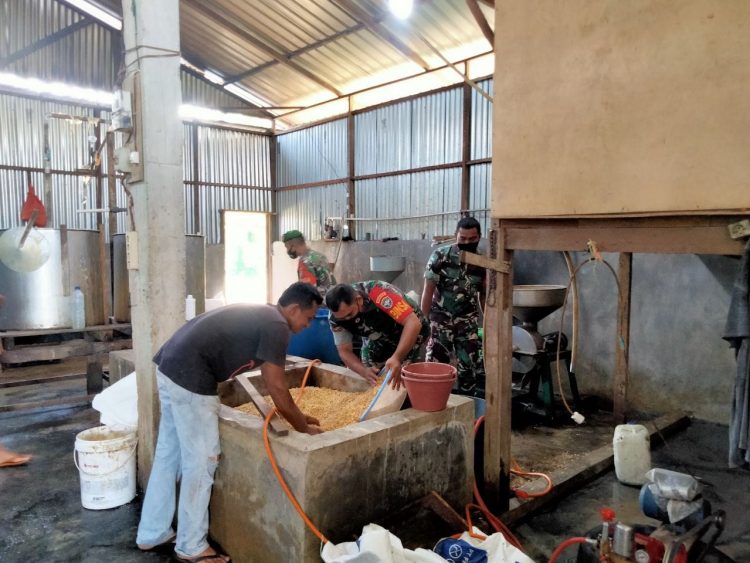 Babinsa Posramil Lawe Bulan saat kunjungi pengolahan tahu milik warga binaan, Rabu (25/5).