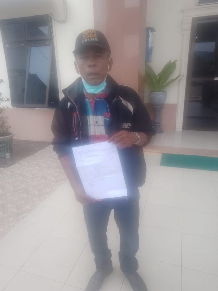 Maringan Napitupulu saat menunjukkan surat tanggapanya kepada PN Balige, Rabu (25/5).