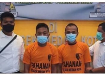 Kedua tersangka pencuri seng rumah saat diamankan di Polsek Medan Kota, Selasa (24/5).